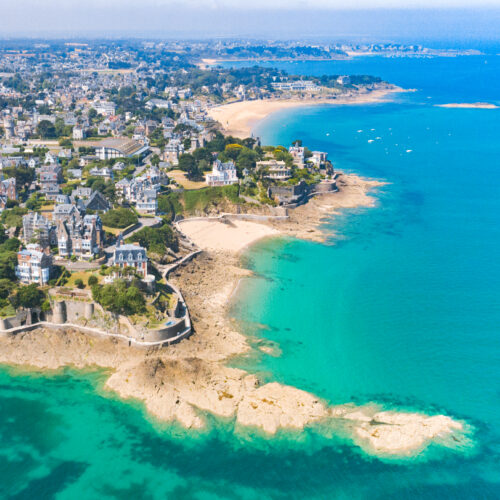 La Pointe De La Malouine à Dinard, quartier qui date du XIX ème siècle où ont été construite de magnifiques villas balnéaires.