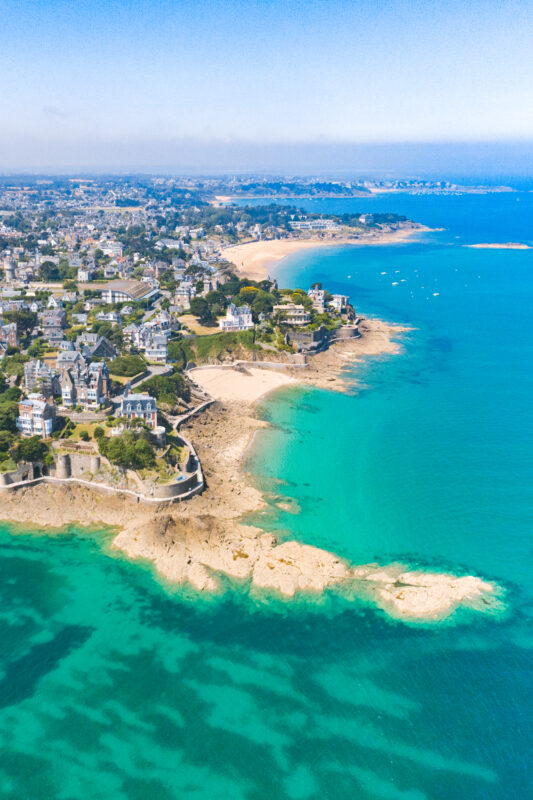 La Pointe De La Malouine à Dinard, quartier qui date du XIX ème siècle où ont été construite de magnifiques villas balnéaires.