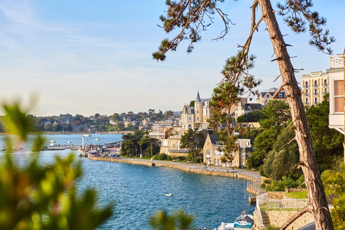 Promenade du Clair de Lune à Dinard, baladez-vous entre la baie du Prieuré et la végétation méditerrannéenne.