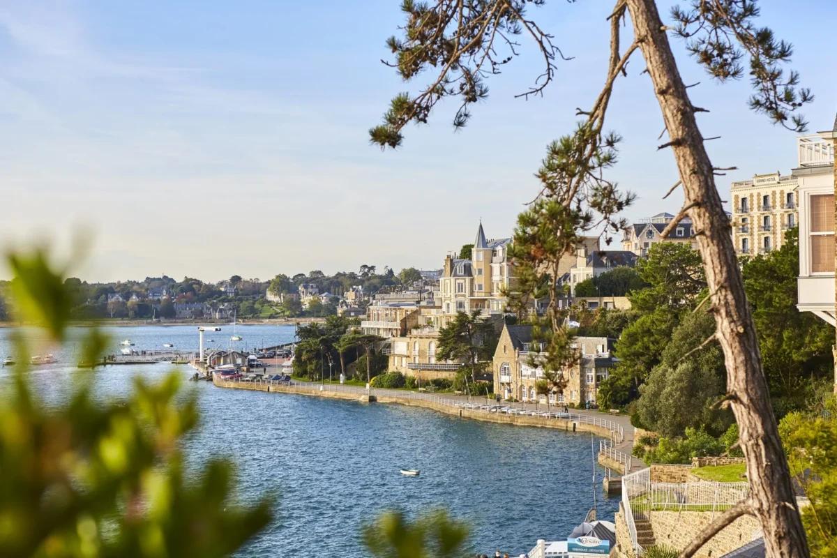 La promenade du Clair de Lune à Dinard, balade pédestre accessible à tous au bord de l'eau.