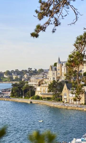 La promenade du Clair de Lune à Dinard, balade pédestre accessible à tous au bord de l'eau.