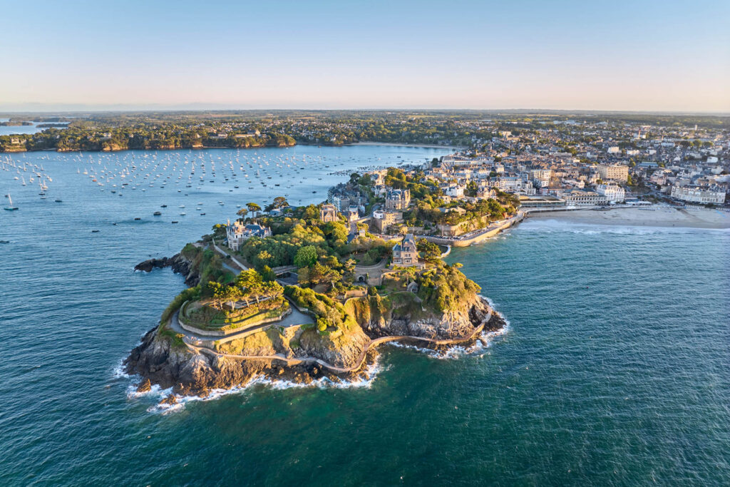 La Pointe du Moulinet à Dinard, située sur le circuit Lawrence d'Arabie, cette pointe abrite de superbes châteaux de bord de mer.