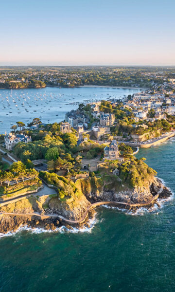 La Pointe du Moulinet à Dinard, située sur le circuit Lawrence d'Arabie, cette pointe abrite de superbes châteaux de bord de mer.