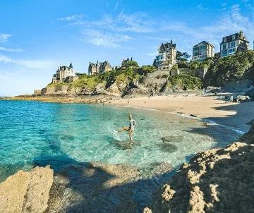 Les villas balnéaires de la Pointe de la Malouine à Dinard. Un patrimoine à découvrir aux travers de circuits à pied.