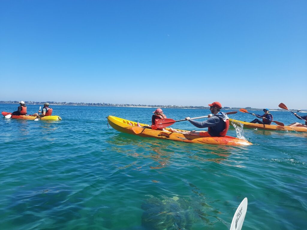 Activité kayak avec Emeraude Aventure. Louez votre kayak à Saint Lunaire, sur la plage de Longchamp et pagayez pour découvrir les plus beaux endroits de la Côte d'Émeraude