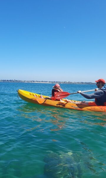 Activité kayak avec Emeraude Aventure. Louez votre kayak à Saint Lunaire, sur la plage de Longchamp.