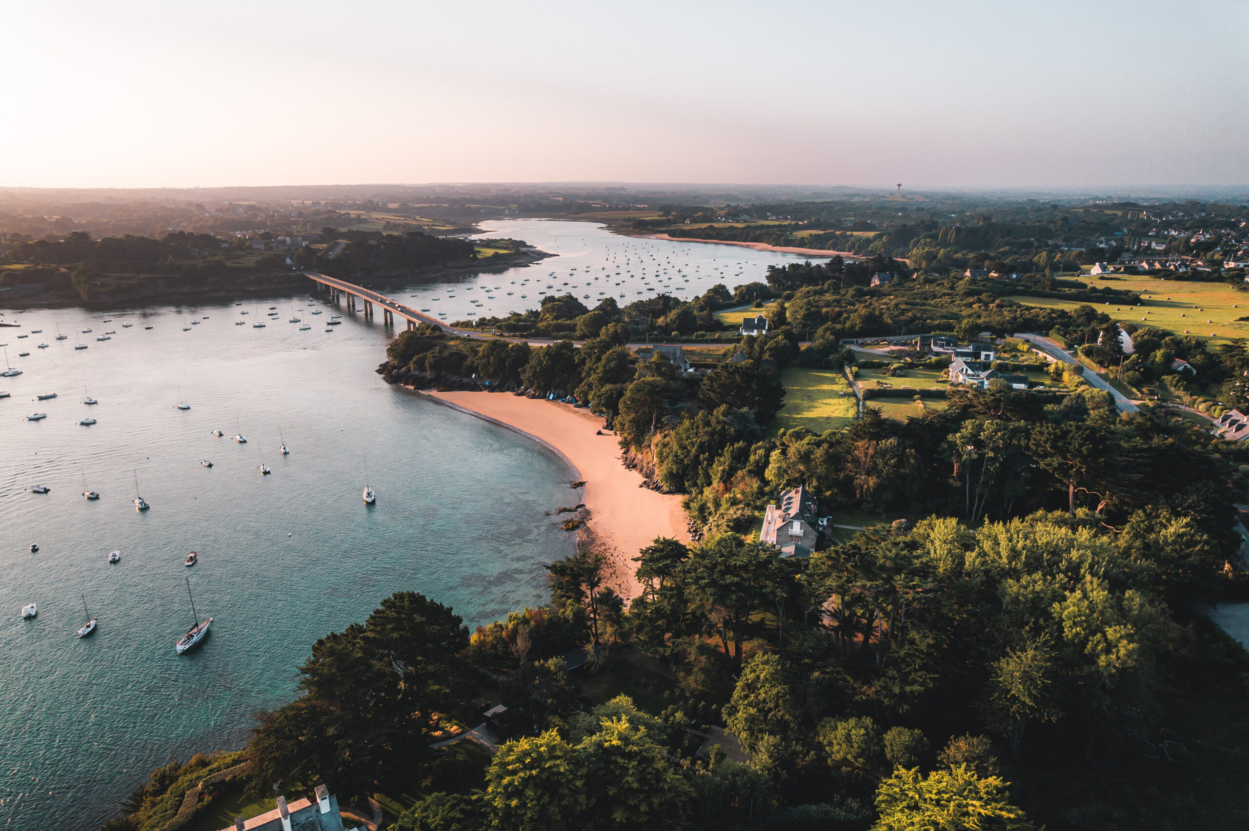 Vue aérienne sur l'Estuaire Du Frémur à Lancieux. Ce cours d'eau se jette dans la Manche entre Lancieux et Saint-Briac-sur-Mer, en Bretagne. À marée basse, l'estuaire permet de faire de jolies randonnées et d'observer les oiseaux migrateurs.