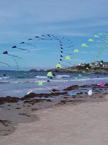 La fête de la Glisse à Saint-Lunaire célèbre les activités nautiques. Tous les ans, le premier week-end de septembre sur la plage de Longchamp, des démonstrations de cerfs-volants, surf, wingfoil, SNSM, et bien d'autres, ont lieu.