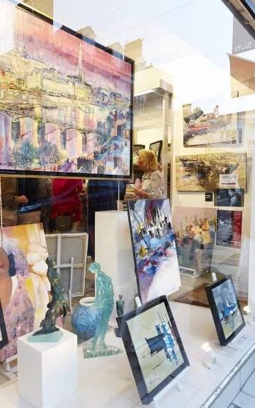 Dinard inspire les artistes, en témoignent les nombreuses galeries d'art ouvertes au public.