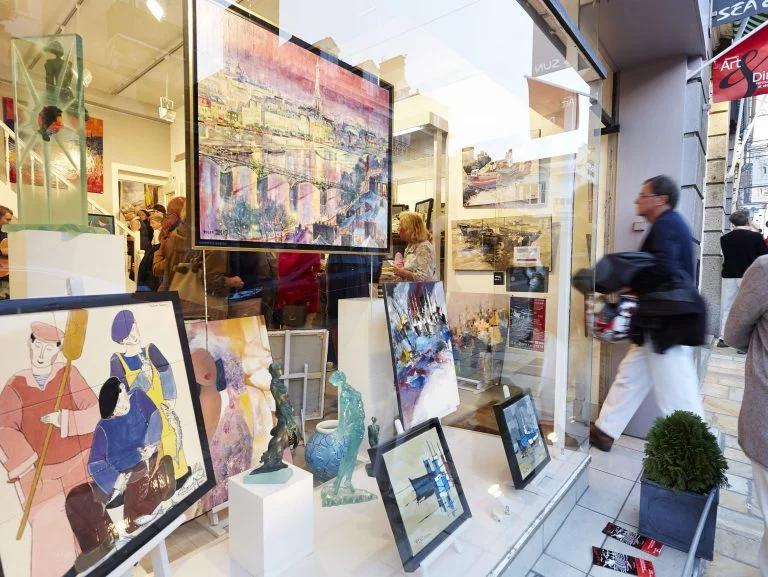 Dinard inspire les artistes, en témoignent les nombreuses galeries d'art ouvertes au public.