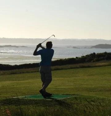 Des golfeurs font une partie sur le parcours de GAEA Golf de Lancieux, magnifique green avec vue mer sur la Côte d'Émeraude.