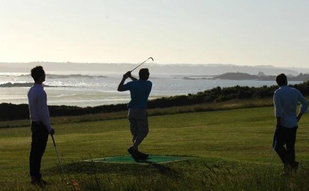 Des golfeurs font une partie sur le parcours de GAEA Golf de Lancieux, magnifique green avec vue mer sur la Côte d'Émeraude.