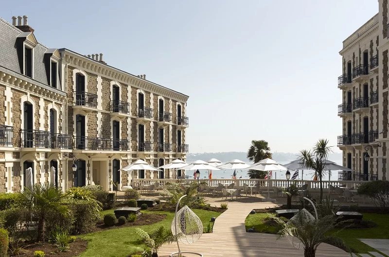 Grand Hôtel Barrière de Dinard. Hôtel 5 étoiles vue mer et la Baie du Prieuré.