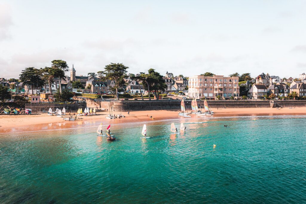 Grande Plage De Saint Lunaire. La plage idéale où se baigner en famille lors de vacances à Saint-Lunaire, sur la Côte d'Émeraude, au nord de la Bretagne.