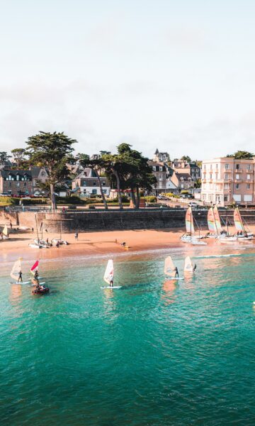 Grande Plage De Saint Lunaire. La plage idéale où se baigner en famille lors de vacances à Saint-Lunaire, sur la Côte d'Émeraude, au nord de la Bretagne.