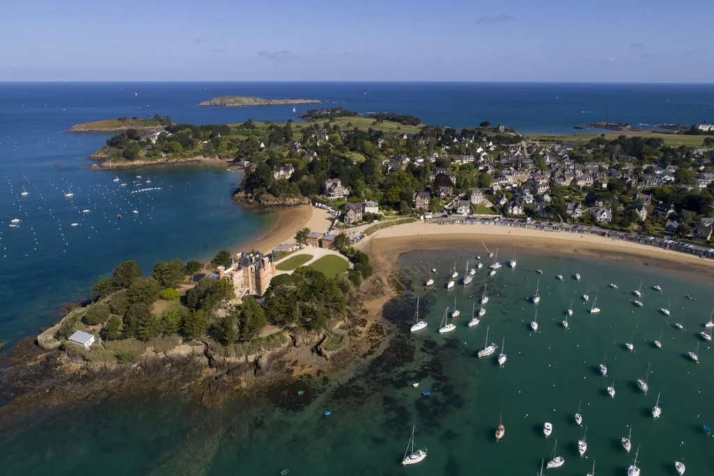 Vue aérienne de la presqu'île du Nessay à Saint-Briac-sur-Mer. Au premier plan, les voiliers du port de plaisance du Béchet.