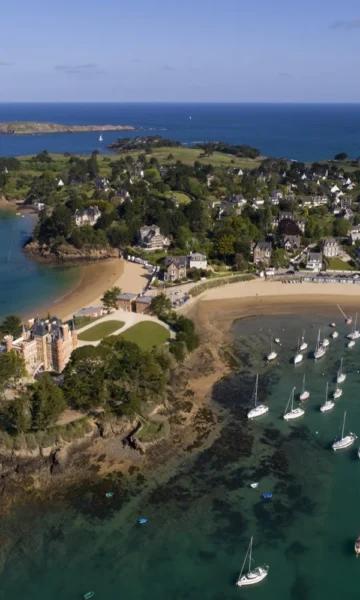 Vue aérienne de la presqu'île du Nessay à Saint-Briac-sur-Mer. Au premier plan, les voiliers du port de plaisance du Béchet.