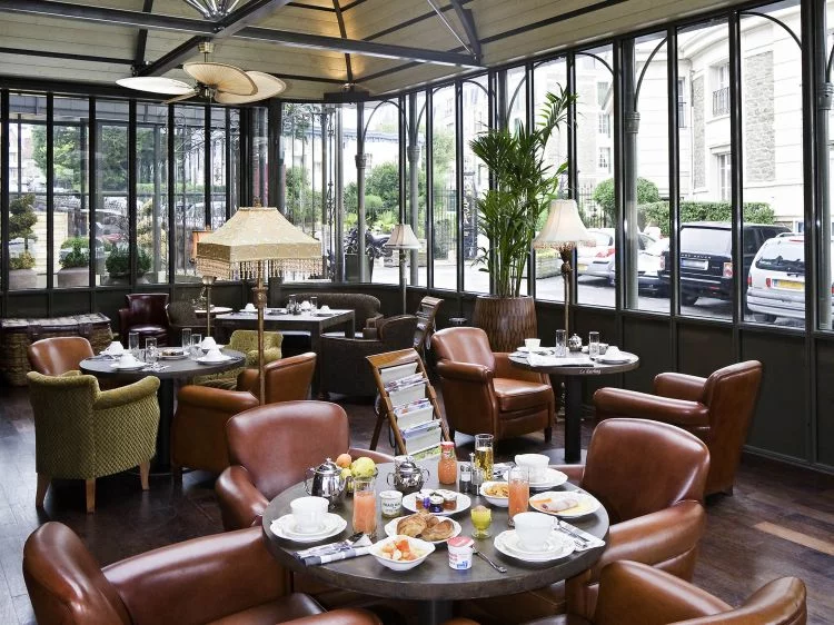 Bar Le Darling de l'hôtel Royal Emeraude à Dinard. Venez prendre un afternoon tea sous la verrière Belle-Epoque et installez vous dans les fauteuils confortables.