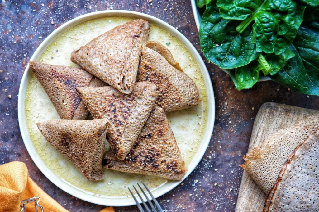 Samoussa de galette de blé noir. Une recette créée par la Baroudeuse culinaire avec des produits locaux de Bretagne de printemps.