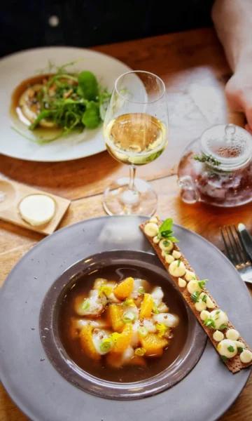 Deux personnes sont attablées au restaurant Ombelle à Dinard qui propose des produits frais et de saison et locaux. Crédit photo : Baroudeuse culinaire.