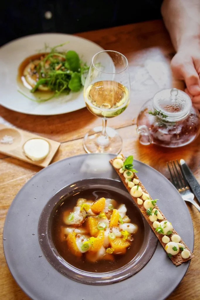 Deux personnes sont attablées au restaurant Ombelle à Dinard qui propose des produits frais et de saison et locaux. Crédit photo : Baroudeuse culinaire.