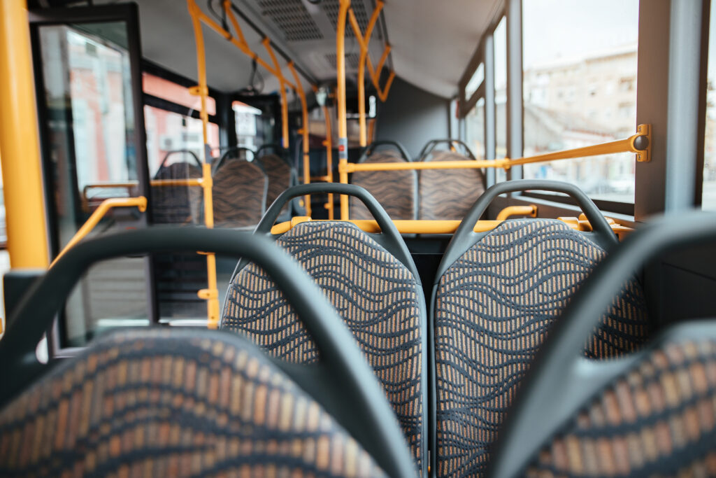 Intérieur de car vide, on y voit les sièges et les rambardes