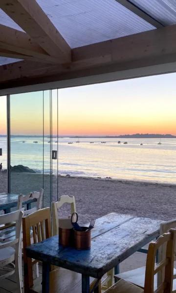 Restaurant et cabane de plage Kalypso, situé sur la plage de Lancieux. Une cuisine terre et mer de qualité proposée les pieds dans le sable.