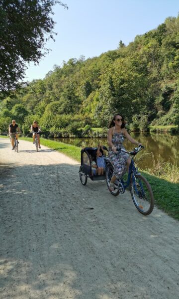 A Dinan, sur le port, louez votre vélo avec Kaouann. Vous pourrez rouler sur le chemin de la halage le long de la Rance ou vous diriger vers Dinard en suivant la voie verte V42.