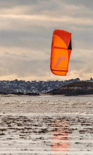 Kite Surf à Lancieux. Un kitesurfeur s'apprête à faire voler son aile dans la baie de Lancieux sur la Côte d'Émeraude.