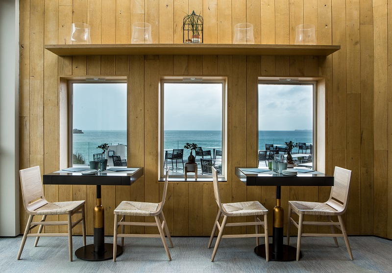 L'Arsaour, restaurant à Dinard, au sein de l'hôtel Emeria Dinard. Une splendide vue mer pour déguster une cuisine saine.