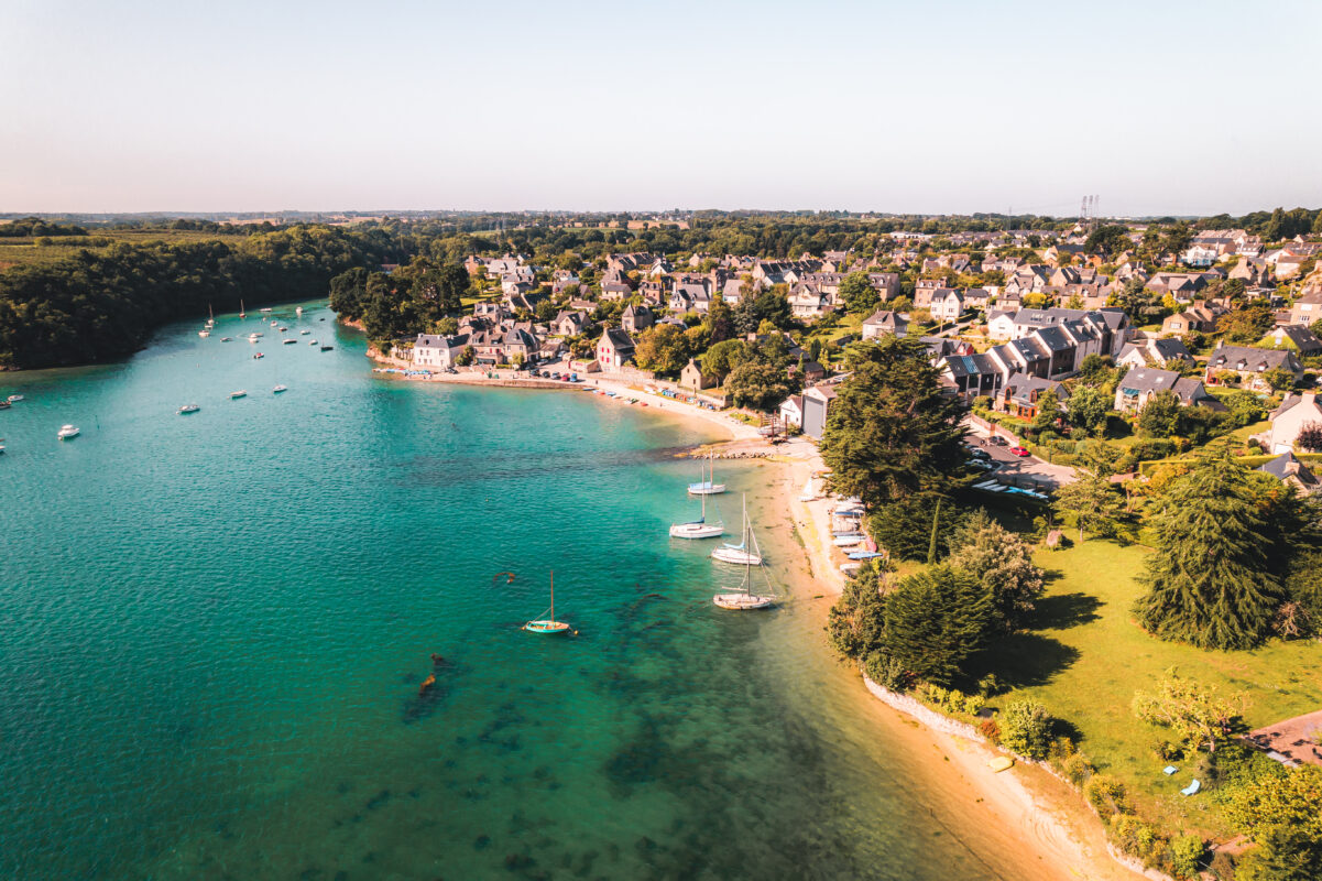 Le port de La Richardais est au coeur du village. Le centre nautique permet de découvrir l'estuaire de la Rance en kayak, en aviron ou en paddle.