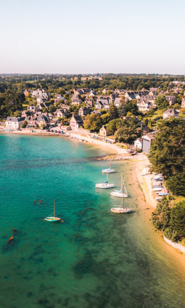 Le port de La Richardais est au coeur du village. Le centre nautique permet de découvrir l'estuaire de la Rance en kayak, en aviron ou en paddle.