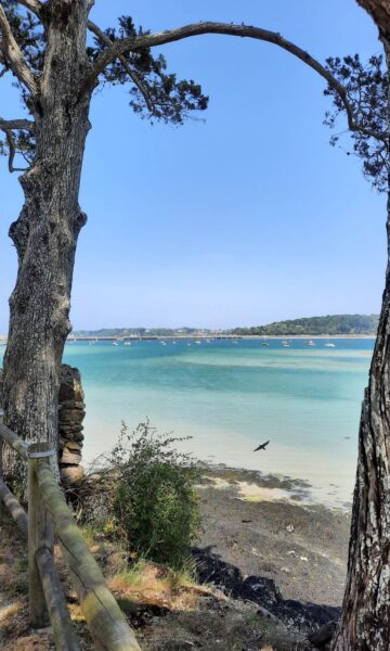 Le barrage de la Rance, vu depuis l'estuaire de la Rance à La Richardais. Depuis le jardin public Manoli, bénéficiez d'une vue panoramique sur l'estuaire.