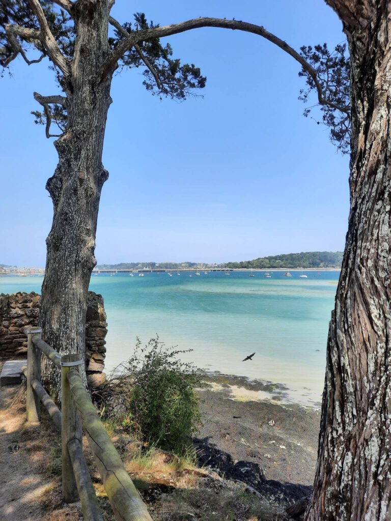 Le barrage de la Rance, vu depuis l'estuaire de la Rance à La Richardais. Depuis le jardin public Manoli, bénéficiez d'une vue panoramique sur l'estuaire.