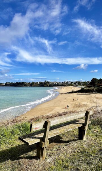 Banc avec vue sur la plage de Lancieux. Une pause panoramique lors d'une balade à vélo.