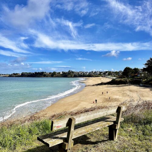 Banc avec vue sur la plage de Lancieux. Une pause panoramique lors d'une balade à vélo.