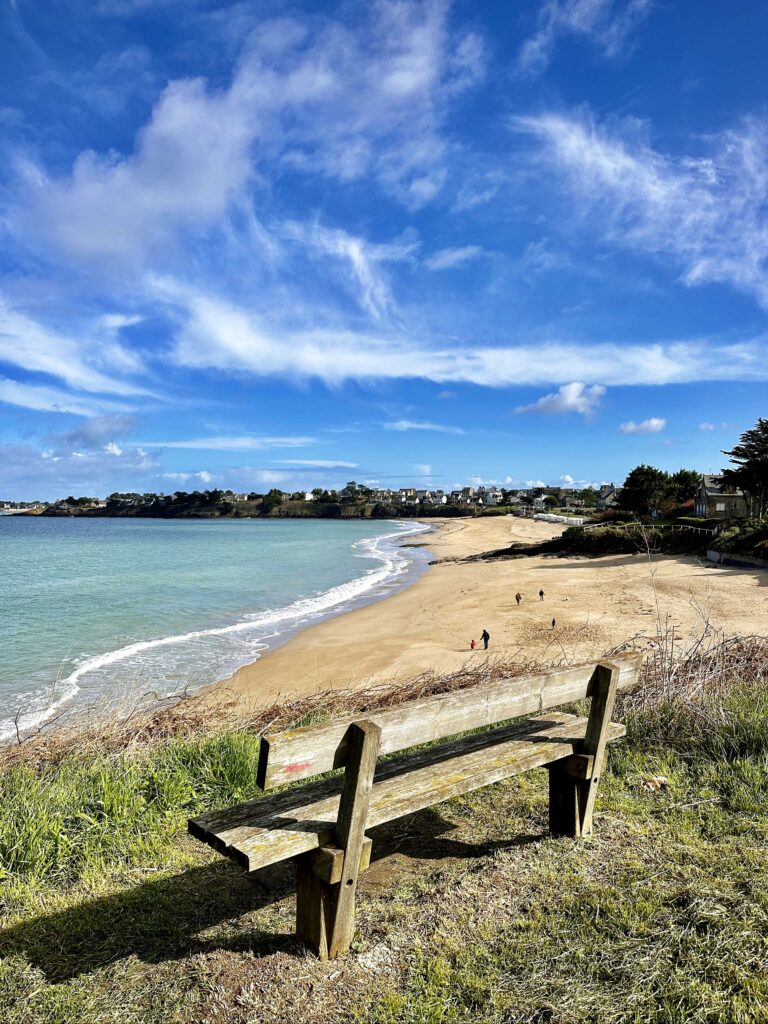 Banc avec vue sur la plage de Lancieux. Une pause panoramique lors d'une balade à vélo.