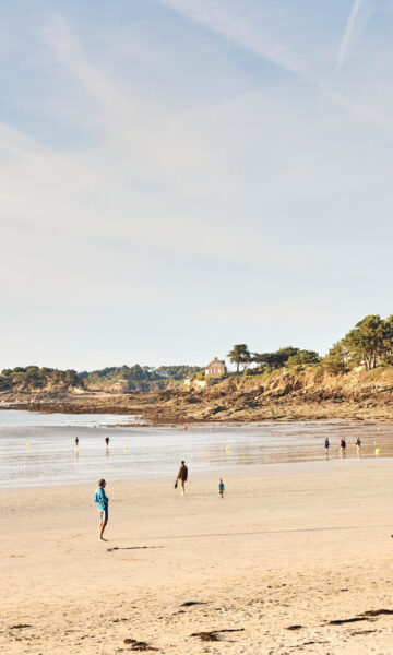 Suivez les chemins de randonnée de Lancieux qui vous mèneront notamment sur la Plage De Saint Sieu, au coeur du village balnéaire.