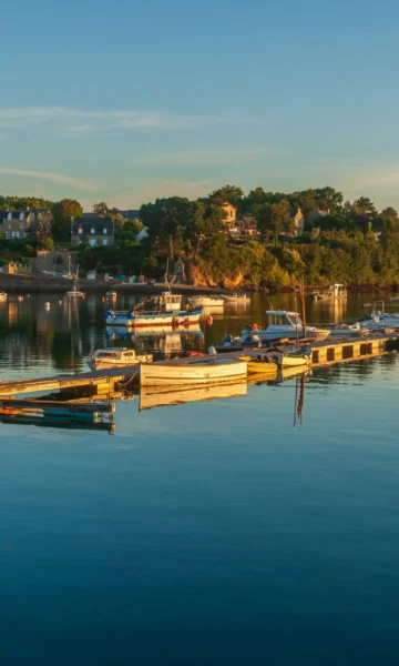 Le Minihic Sur Rance au lever du soleil. Sur les bords de Rance, ce charmant village vit paisiblement entre estuaire et campagne.