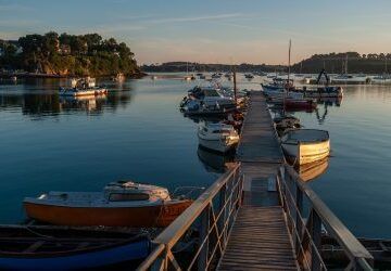 Ponton sur lequel sont amarrés des bateaux au Minihic Sur Rance, village des bords de Rance situé en Bretagne nord.