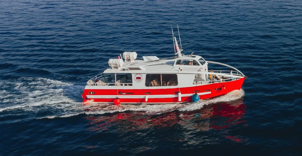 Les Bateaux Rouges Liaisons Regulieres et excursions en mer et vers les îles depuis Dinard et Saint-Malo