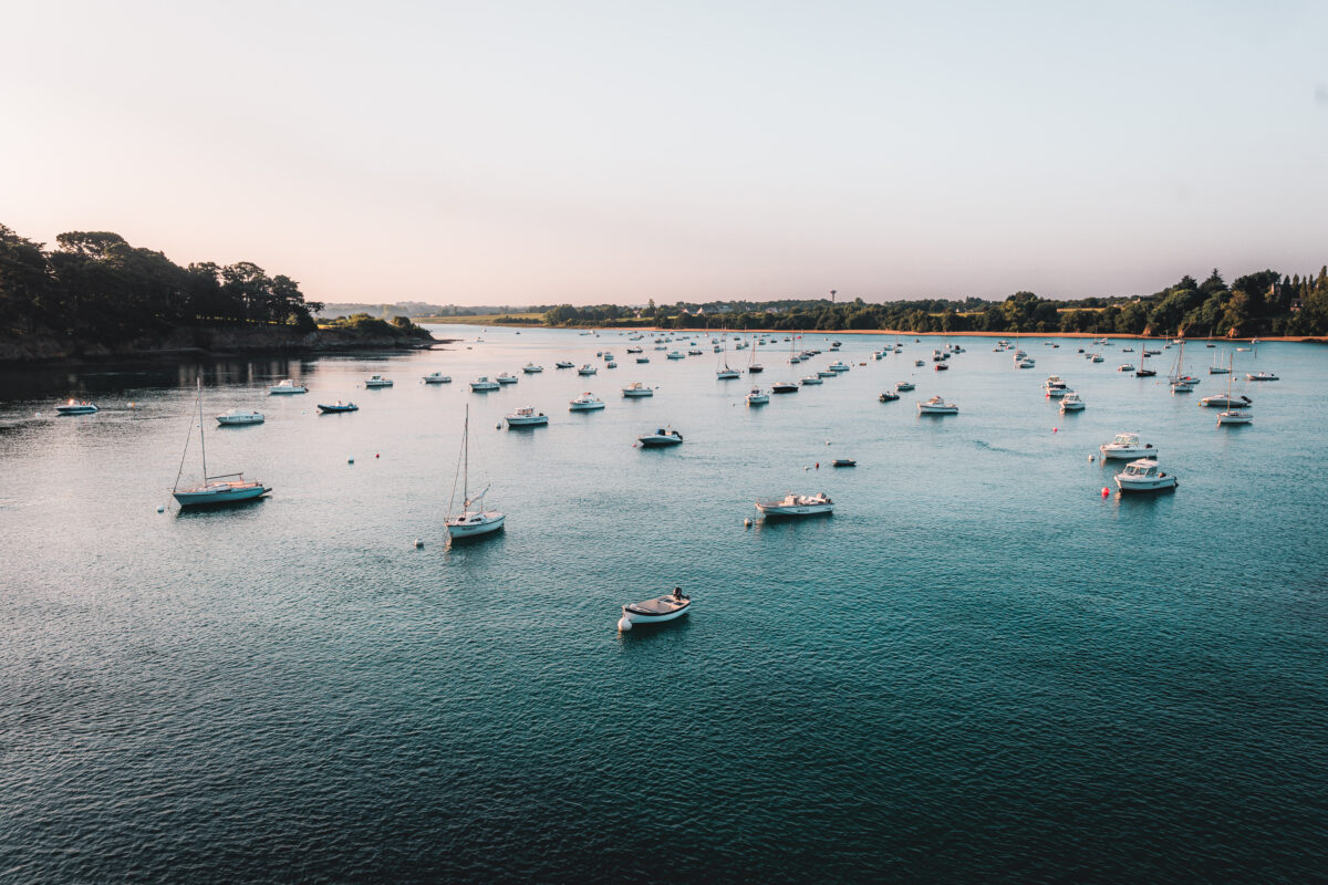 Vue aérienne de l'estuaire du Frémur à Saint Briac Sur Mer avec les bateaux au mouillage.