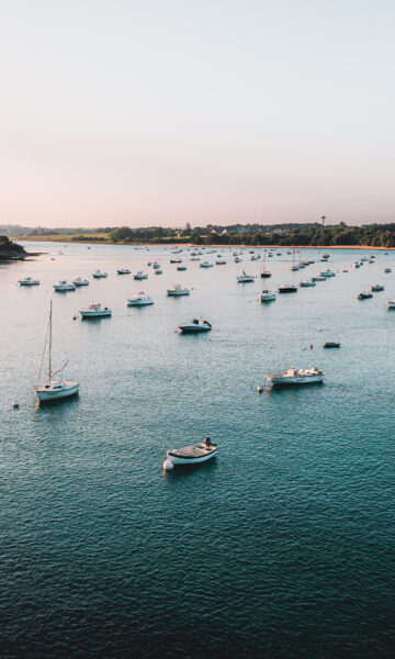 Vue aérienne de l'estuaire du Frémur à Saint Briac Sur Mer avec les bateaux au mouillage. Saint-Briac est une étape à visite lors d'une week-end en Bretagne.