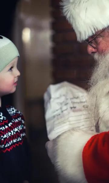 Un enfant rencontre le Père Noël.