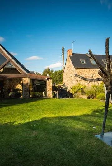 Musée Manoli, musée et jardin de sculptures de l'artiste Pierre MANOLI. Ce musée situé à la Richardais ouvre ses portes au public dans une ancienne maison bretonne entièrement rénovée.