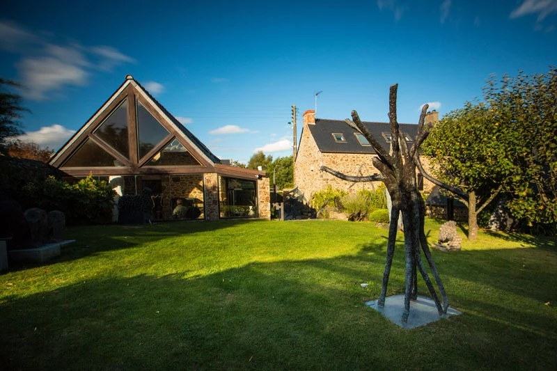 Musée Manoli, musée et jardin de sculptures de l'artiste Pierre MANOLI. Ce musée situé à la Richardais ouvre ses portes au public dans une ancienne maison bretonne entièrement rénovée.