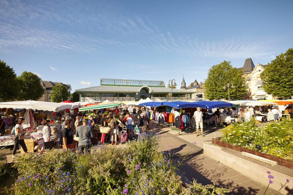 Marché de Dinard. Toute l'année, l'esplanade de la Halle à Dinard accueille le marché les mardis, jeudis et samedis. Le marché de Dinard est l'un des plus renommés de la Côte d'Émeraude.