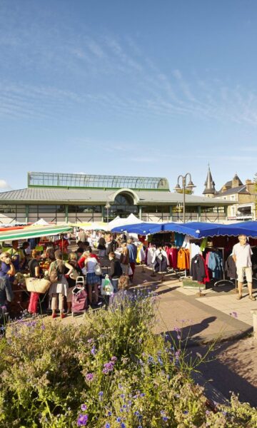 Marché de Dinard. Toute l'année, l'esplanade de la Halle à Dinard accueille le marché les mardis, jeudis et samedis. Le marché de Dinard est l'un des plus renommés de la Côte d'Émeraude.