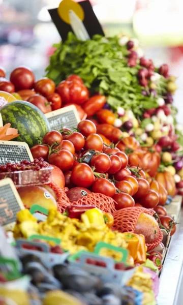 Marchés de la Côte d'Émeraude. Etals de fruits et légumes frais et locaux pour déguster les spécialités locales pendant un séjour en Bretagne.