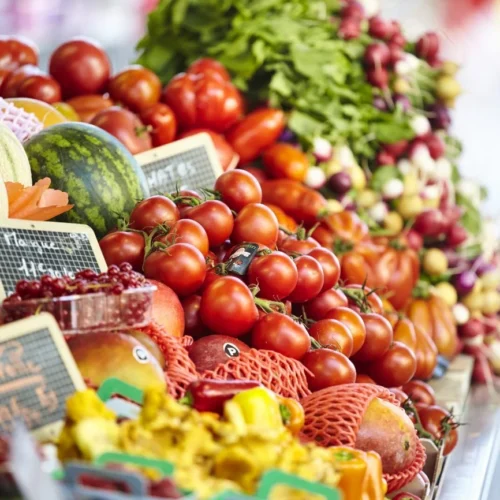 Marchés de la Côte d'Émeraude. Etals de fruits et légumes frais et locaux pour déguster les spécialités locales pendant un séjour en Bretagne.